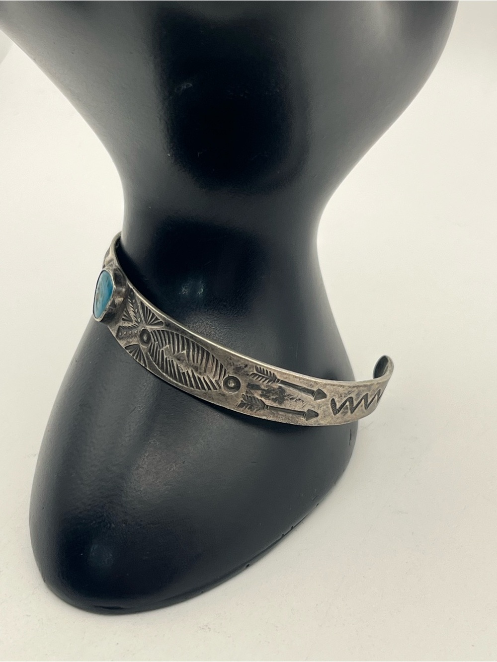 Native American sterling silver hand stamped blue stone vintage cuff bracelet - Picture 5 of 16